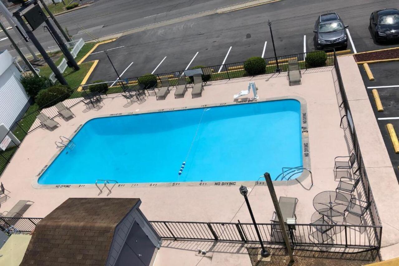 Super 8 By Wyndham Nashville Downtown Exterior photo