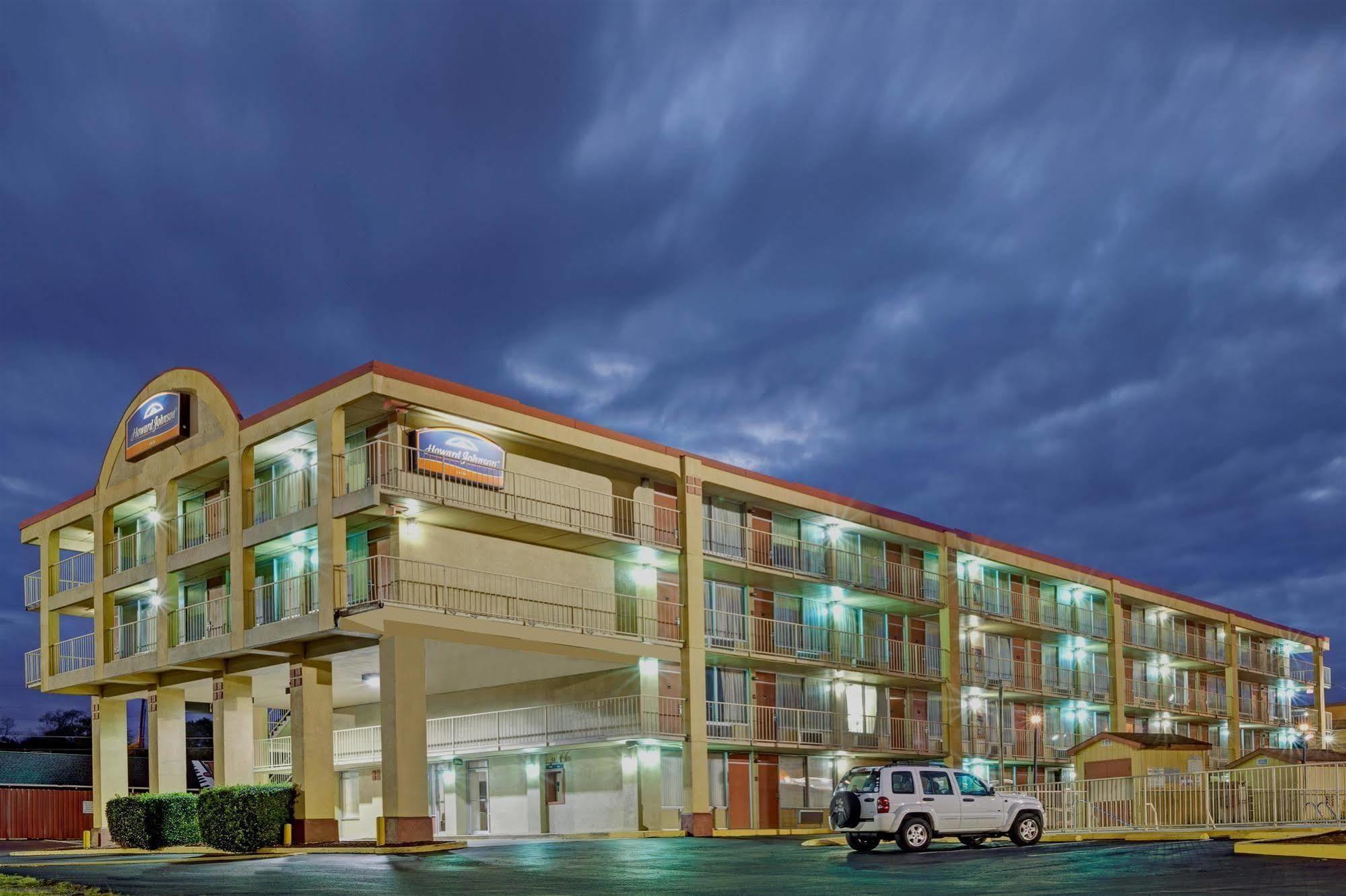 Super 8 By Wyndham Nashville Downtown Exterior photo