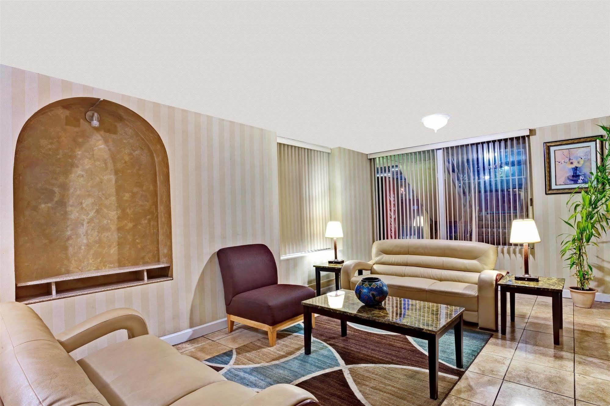 Super 8 By Wyndham Nashville Downtown Exterior photo